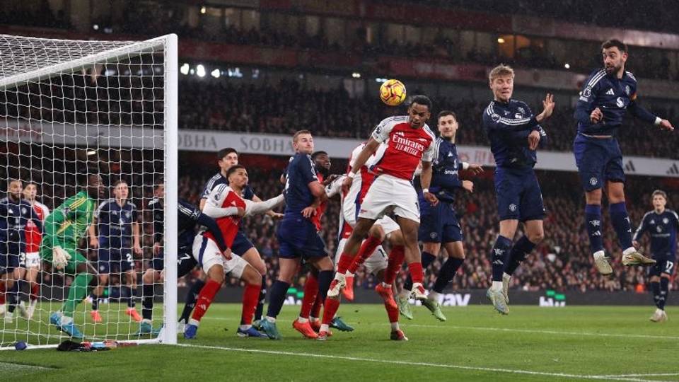 Arsenal beat Manchester United to close gap on Liverpool