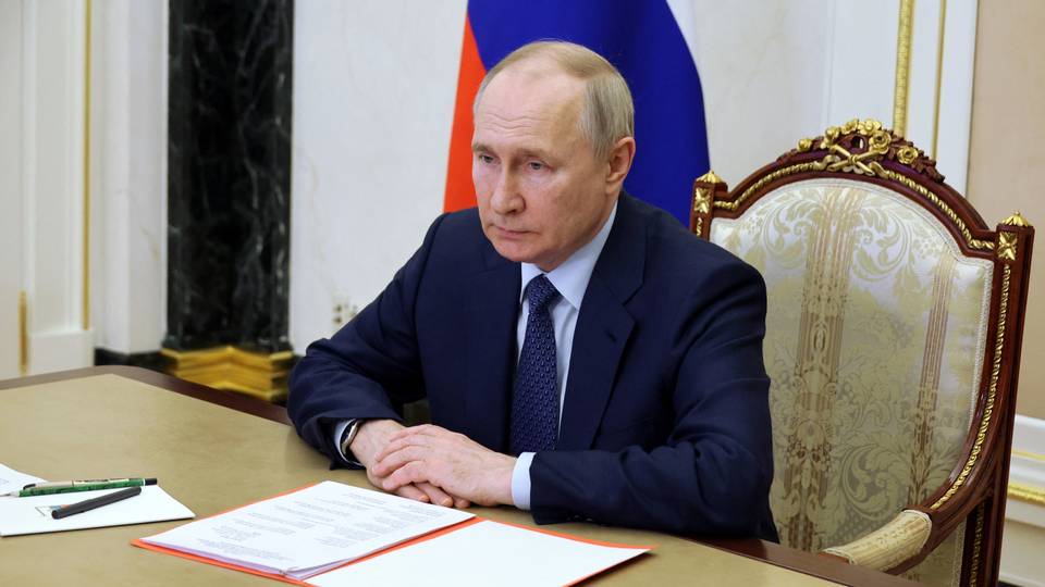 Putin threatens Kyiv with new hypersonic missile