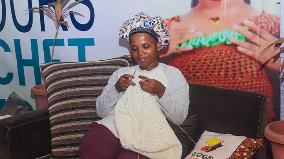 Chidinma: Nigerian breaks record for longest crocheting marathon