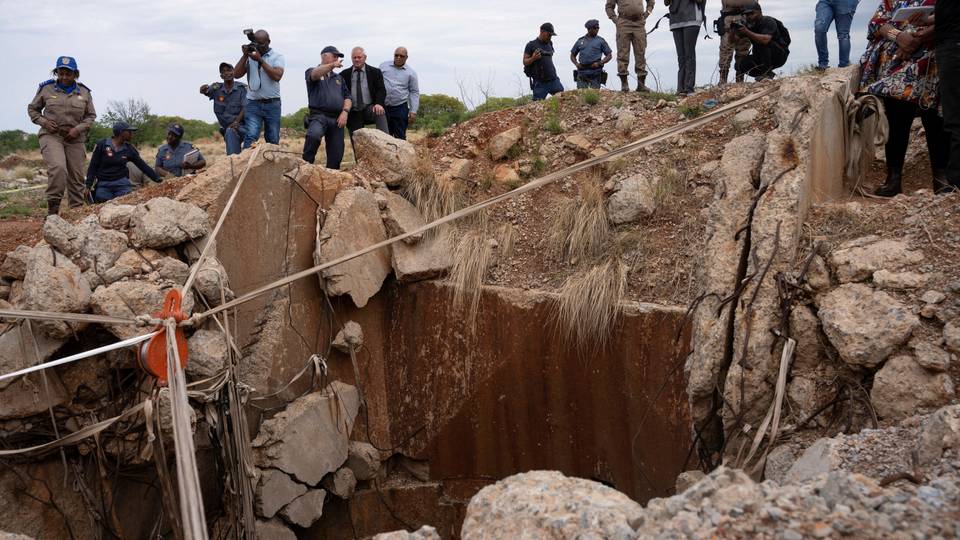 South African police plan to remove illegal miners from underground