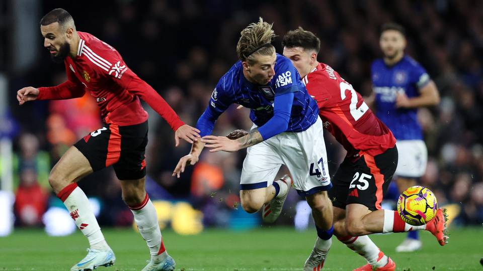 Man United held at Ipswich as Amorim reign begins