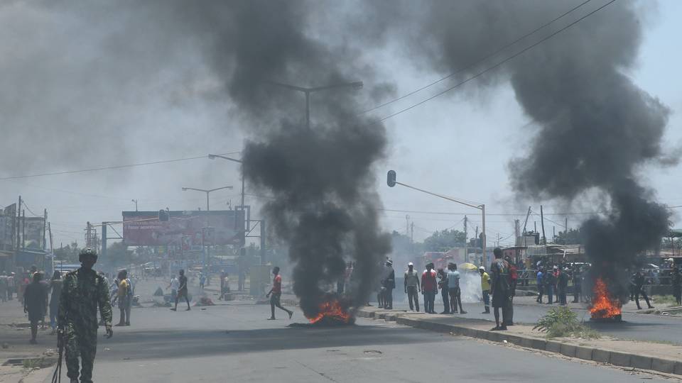 Mozambique vote protests hit traders