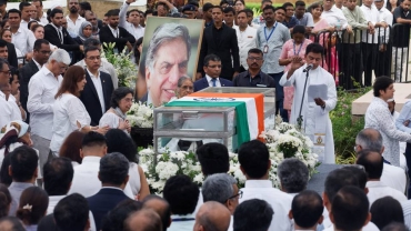 Ratan Tata: Crowds mourn Indian tycoon who built Tata Group