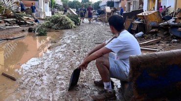 Spain floods: Death toll hits 205 amid frustration over rescue efforts