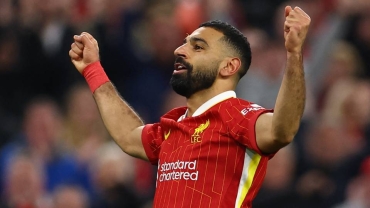 Man City's unbeaten league run ends, Salah sends Liverpool top